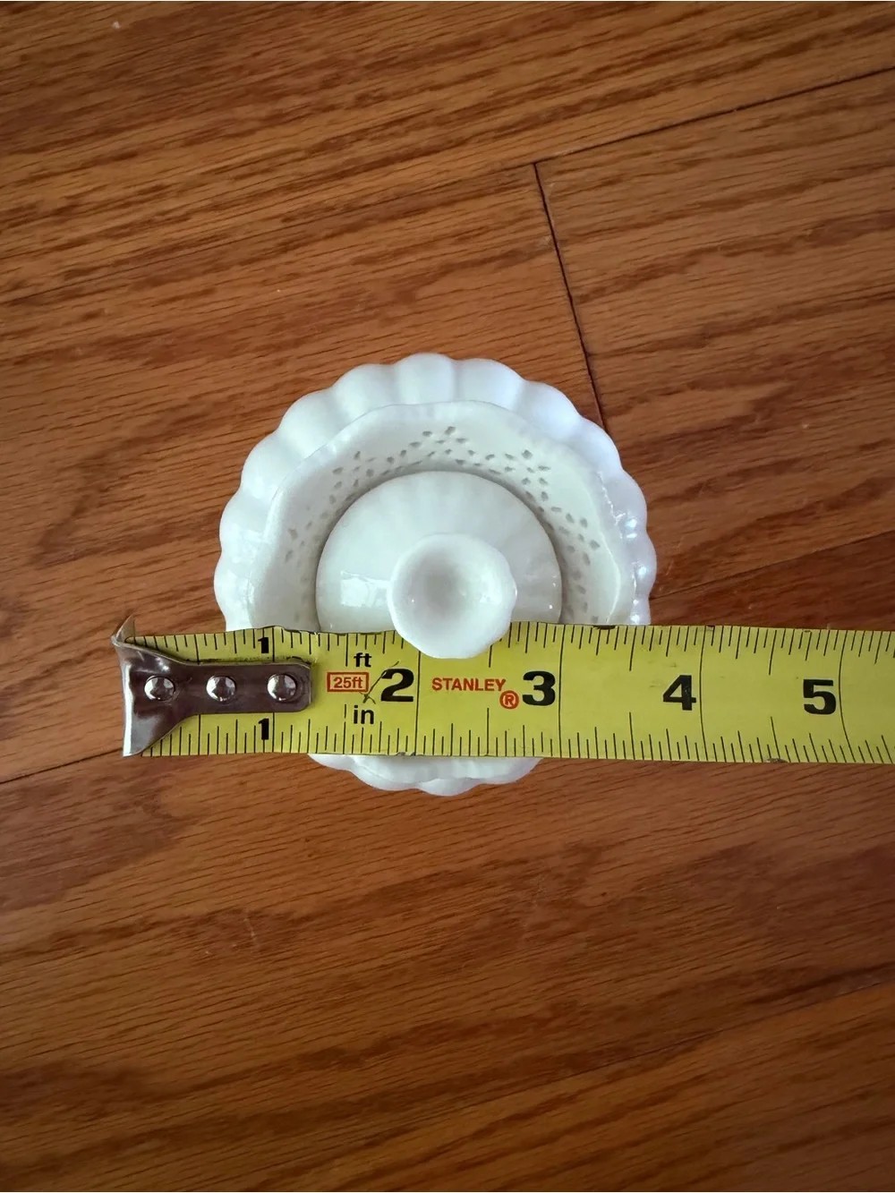 Graces teaware White Ceramic Scalloped Rim Decorative Vase small petal